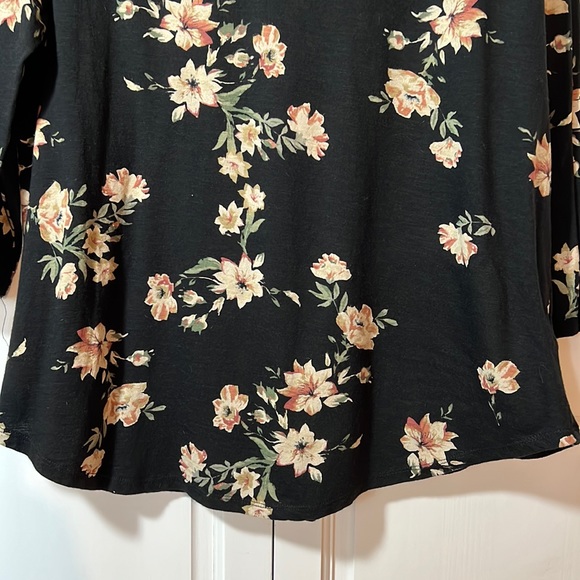 Maurice’s women’s 1 (1x), knit floral print on black, 3/4 sleeve - Picture 6 of 10